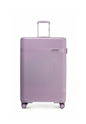 Valigia rigida color lavanda con scanalature verticali, quattro ruote girevoli, manico telescopico e etichetta del marchio Wittchen.