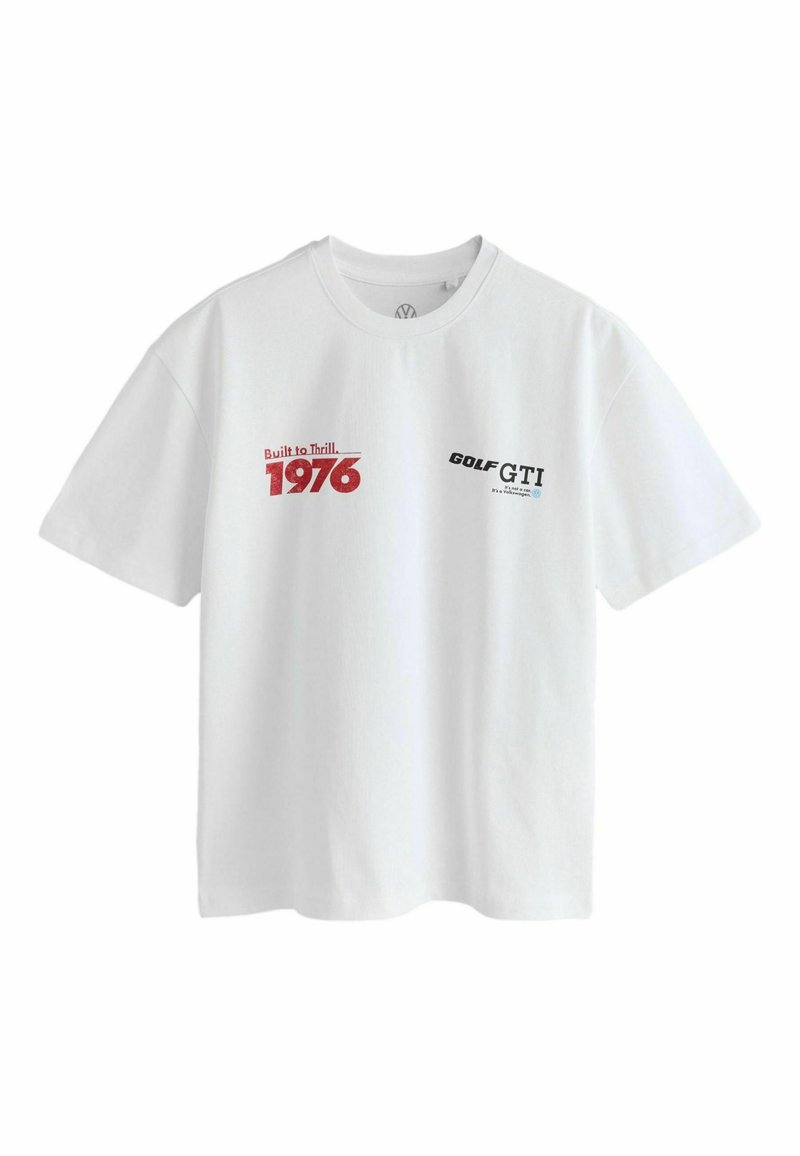 Biała bawełniana koszulka z krótkim rękawem z grafikami "Built to Thrill" i "GOLF GTI" w kolorze czerwonym i czarnym, z wyróżnionym rokiem "1976".