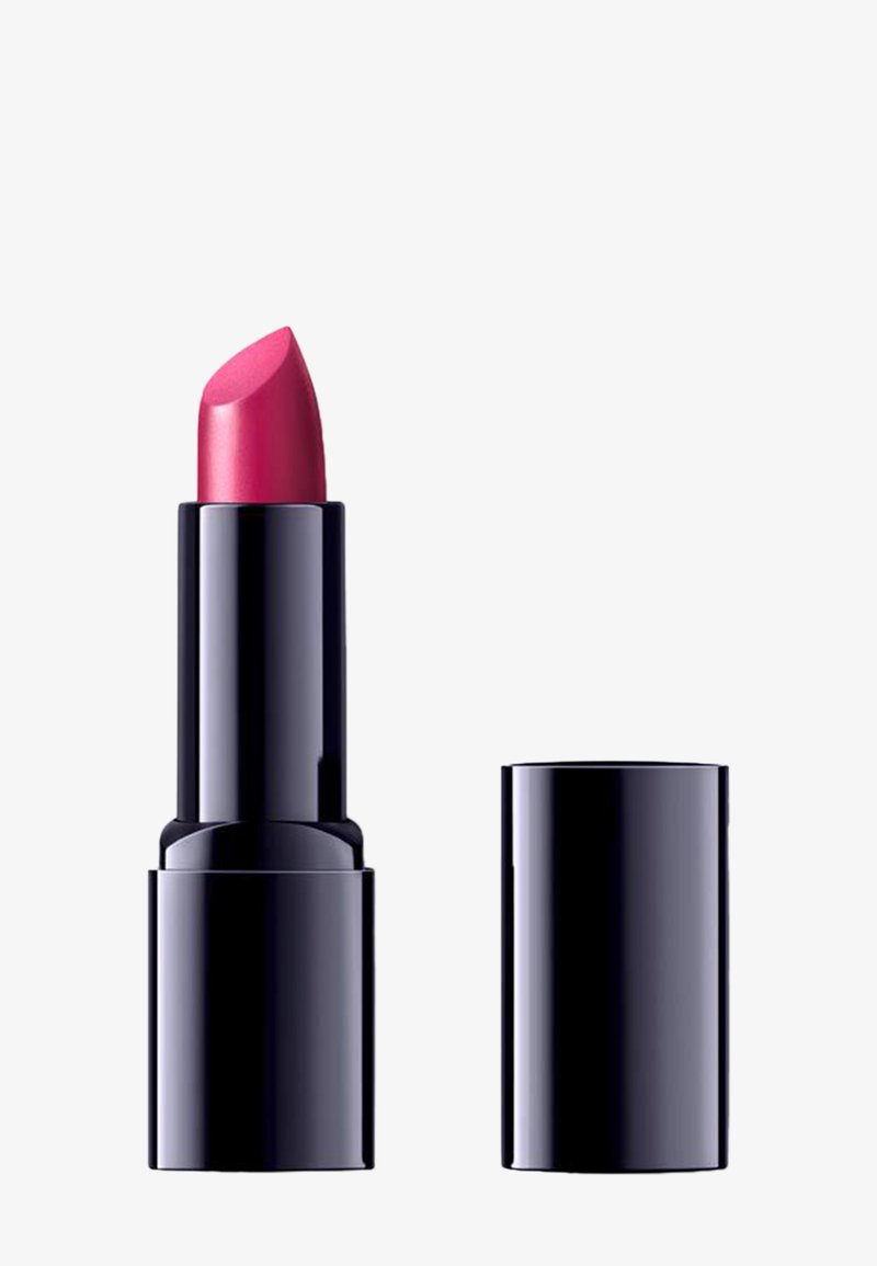 Bâton de rouge à lèvres rose prolongé hors d'un tube noir brillant avec un capuchon noir assorti placé à côté sur un fond blanc.