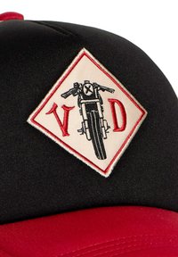 Gorra negra con visera roja y parche de diamante bordado que presenta un gráfico de motocicleta y las letras "V" y "D" en rojo.