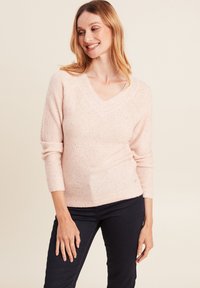 Helles rosa V-Ausschnitt-Pullover mit Dreiviertelärmeln. Texturiertes Material mit subtiler Schimmer. Gerippter Saum und Bündchen, vielseitiges Design.