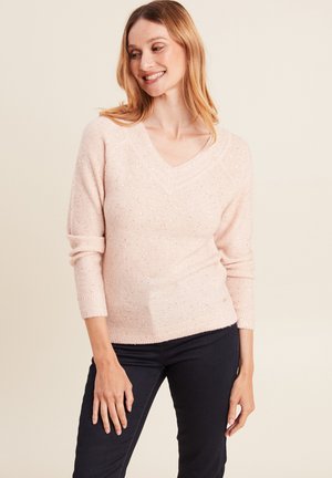 Helles rosa V-Ausschnitt-Pullover mit Dreiviertelärmeln. Texturiertes Material mit subtiler Schimmer. Gerippter Saum und Bündchen, vielseitiges Design.