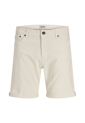 Pantalones cortos casuales beige con puños, cierre frontal con botón y cremallera, trabillas para el cinturón y bolsillos laterales, mostrados sobre fondo blanco.