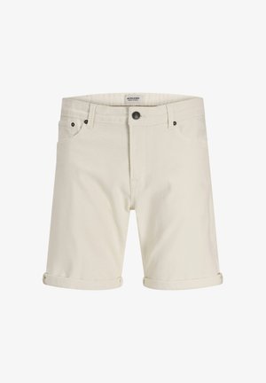 Pantalones cortos casuales beige con puños, cierre frontal con botón y cremallera, trabillas para el cinturón y bolsillos laterales, mostrados sobre fondo blanco.