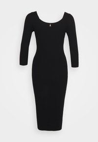 Schwarzes, geripptes Midikleid mit einer figurbetonten Silhouette, Rundhalsausschnitt und Dreiviertelärmeln. Das Kleid hat ein kleines silbernes Banddetail auf der Brust.