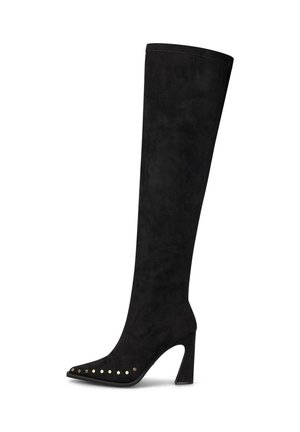 Schwarzer knielanger Velourslederstiefel mit spitzer Zehenpartie, Blockabsatz und kleinen runden Metallnieten entlang der Vorderkante der Sohle.