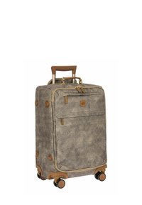 Valise à roulettes en tissu texturé marron et beige, dotée d'une poignée rétractable, d'accents en cuir et de quatre roues pivotantes.