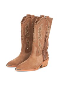 Botas de vaquero de ante color marrón claro con puntera puntiaguda, costuras decorativas, cuentas y detalles de flecos en los laterales; tacón bajo en ángulo.