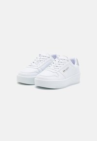 Sneakers bianchi con tomaia sintetica liscia, punta rotonda, design con lacci e suola spessa. Presentano dettagli metallici sul tallone.