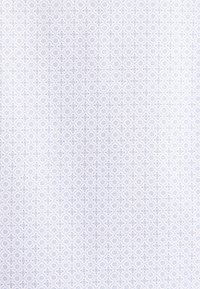 Tissu blanc avec un motif répétitif subtil de formes géométriques bleu clair disposées en rangées diagonales.