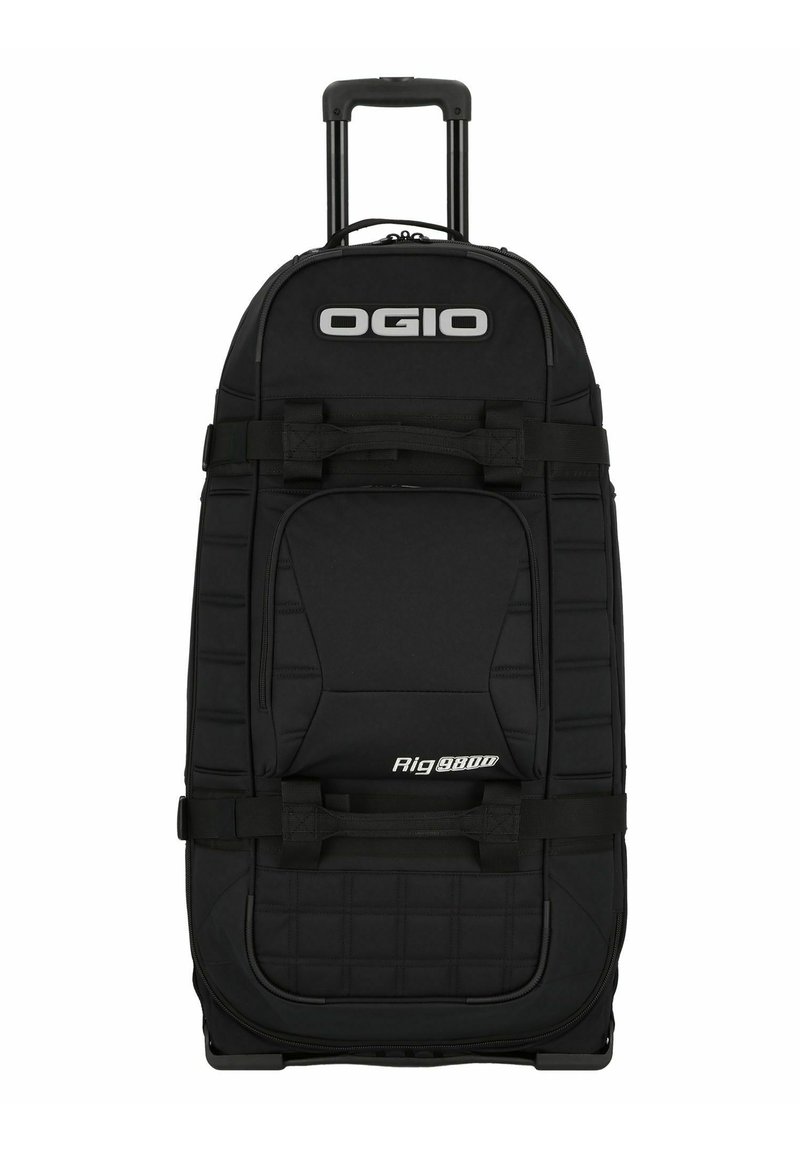 Bolsa de viaje con ruedas negras, con exterior acolchado, correas ajustables y grandes compartimentos con cremallera. Presenta el logo de OGIO en la parte frontal.