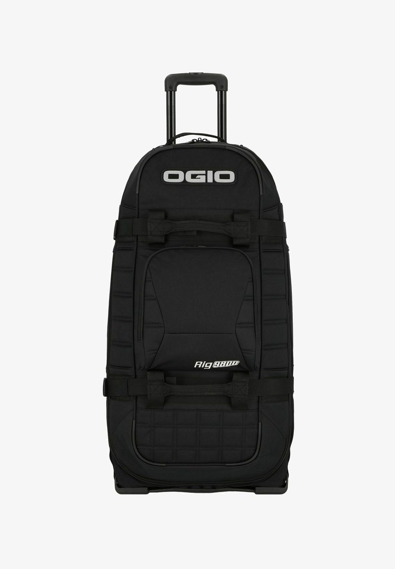 Bolsa de viaje con ruedas negras, con exterior acolchado, correas ajustables y grandes compartimentos con cremallera. Presenta el logo de OGIO en la parte frontal.