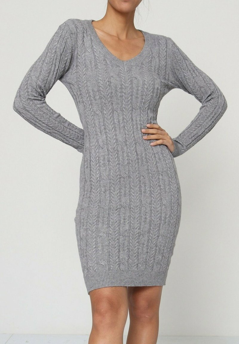 Robe grise en tricot avec manches longues, décolleté en V et silhouette ajustée. Présente un motif de tricot en cablé texturé et un ourlet côtelé.