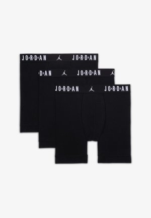 Trīs melni bokseršorti, izgatavoti no kokvilnas. Iezīmēti ar platāku jostasviedu, uz kura ir balti burti "JORDAN" un logotips. Katram ir priekšējā atvere un vidēja garuma griezums.