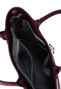 Burgunderfarbene Handtasche mit doppelten Griffen, ausgestattet mit einem grauen Zickzackmuster-Innenfutter, einer Reißverschlusstasche und zwei offenen Fächern. Glatte Textur.