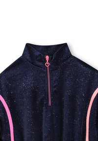 Marineblauwe velours zip-up top met een hoge kraag, voorzien van een roze rits en roze zijstreepjes, versierd met multikleurige spikkels.