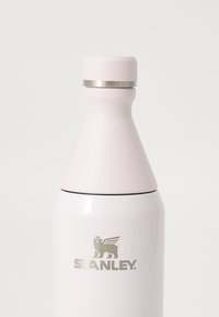 Odpornica na rjo vodo iz nerjavečega jekla z mat roza površino, zoženo zasnovo, srebrnim poudarkom na vratu in vgraviranim logotipom "STANLEY".