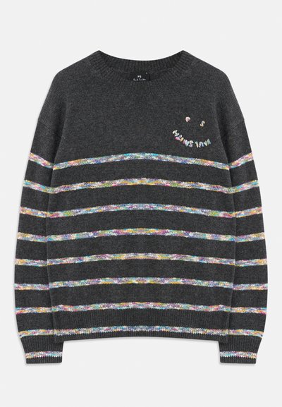 Tamsiai pilka megzta megztinė su daugiakurčiais horizontaliais dryžiais ir maža daugiakurčiais išsiuvinėta šypsenėle ant krūtinės.