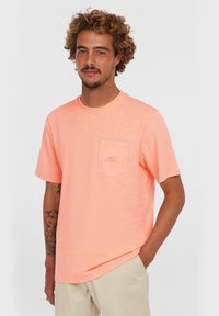 Kortærmet t-shirt i lys koral, fremstillet af tekstureret stof, med en brystlomme prydet med et logo, rund halsudskæring og afslappet pasform.