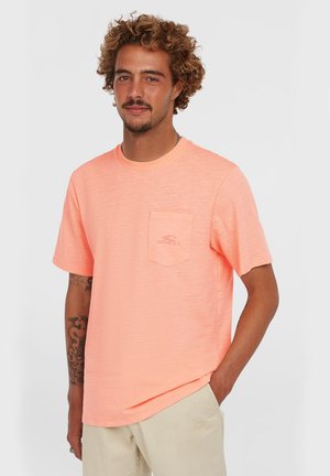 Korte mouwen T-shirt in licht koraal, gemaakt van een gestructureerde stof, met een borstzak met een reliëf logo, ronde halslijn, comfortabele pasvorm.