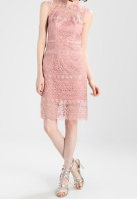 Chi Chi London Koktejlové šaty / šaty na párty - light pink