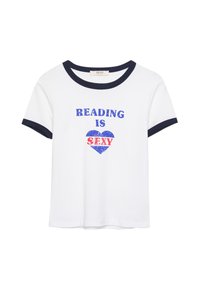Bílý tričko s krátkým rukávem a námořnickým žebrovaným límcem a manžetami. Má výrazný, barevný text: "ČTENÍ JE SEXY" s modrým srdíčkem.