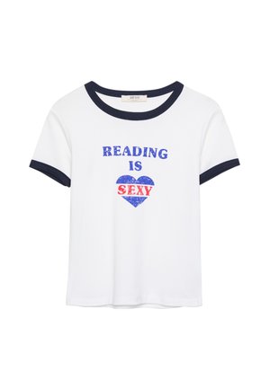 Biely tričko s krátkym rukávom s námorníckym ribovaným golierom a manžetami. Obsahuje výrazný, viacfarebný nápis: "ČÍTANIE JE SEXY" s modrým srdiečkom na dizajne.