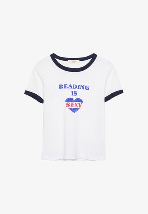 Biely tričko s krátkym rukávom s námorníckym ribovaným golierom a manžetami. Obsahuje výrazný, viacfarebný nápis: "ČÍTANIE JE SEXY" s modrým srdiečkom na dizajne.