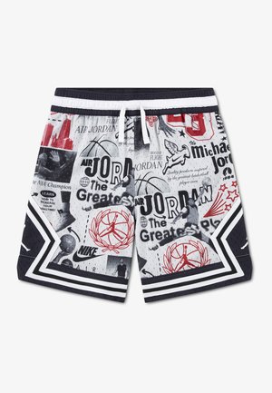 Pantalones cortos de baloncesto en negro, blanco y rojo con gráficos, logotipos y texto inspirados en Michael Jordan, incluyendo la marca Nike y Air Jordan.