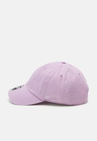 Casquette en coton violet clair avec un visière courbé, un dos ajustable et un détail de logo brodé à l'avant. Comprend des œillets de ventilation.