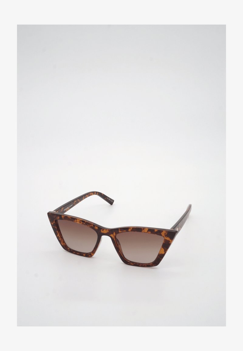 Γυαλιά ηλίου με σκελετό σε σχήμα γάτας και καφέ φακούς με βαθμιαία απόχρωση, σε λευκό φόντο.