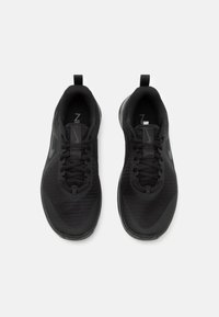 Schwarze Sportschuhe mit einem Obermaterial aus Mesh, runder Zehenpartie und Schnürung auf der Vorderseite. Ausgestattet mit gepolstertem Kragen und Logo an der Seite. Gummisohle für bessere Bodenhaftung.