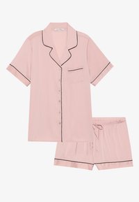 Roze zijden pyjamastel met een kortemouwen overhemd met knopen en zwart pipings, en bijpassende shorts met een elastische tailleband en een trekkoord.
