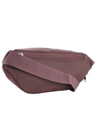 Hnědá látková crossbody taška se zipovým uzávěrem, která má široký texturovaný popruh a mírně zakřivený tvar.