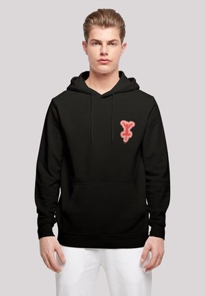 Svart hettegenser med en rød brodert logo på venstre bryst, romslig frontlomme og snorhette. Klassisk passform og lange ermer.