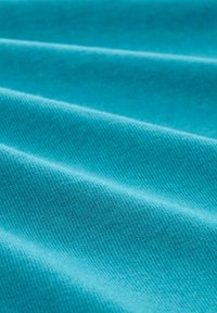 Turquoise stof, lichte katoen, met een gladde textuur en ribbelpatroon met plooien voor diepte en dimensie.