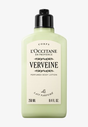 Lotion pour le corps parfumée L'Occitane Verveine dans une bouteille vert clair de 250 ml avec un bouchon à clapet noir et une étiquette crème.