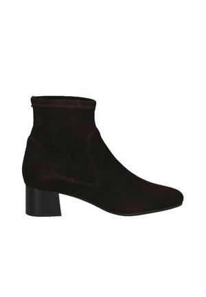 Schwarzer Wildleder-Stiefelette mit niedrigem Blockabsatz und abgerundetem Zeh, von der Außenseite auf weißem Hintergrund gesehen.