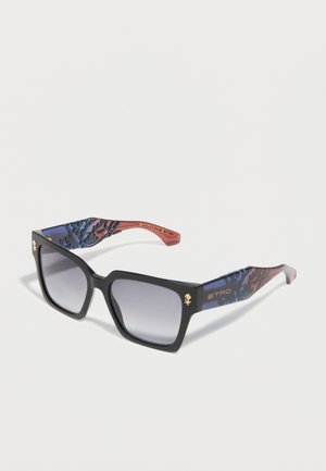 Quadratische schwarze Sonnenbrille mit grauen Verlaufs-Gläsern und blau-roten Bügeln mit Muster, goldenen Logos und "ETRO"-Branding.