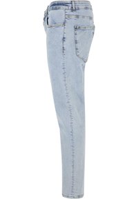 Világoskék farmernadrág, slim fit szabásban, egyszerű varrással, öt zsebbel és letisztult, minimalista dizájnnal.
