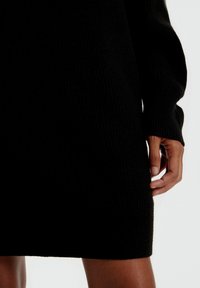 EDITED INVIDIA - Strickkleid - schwarz