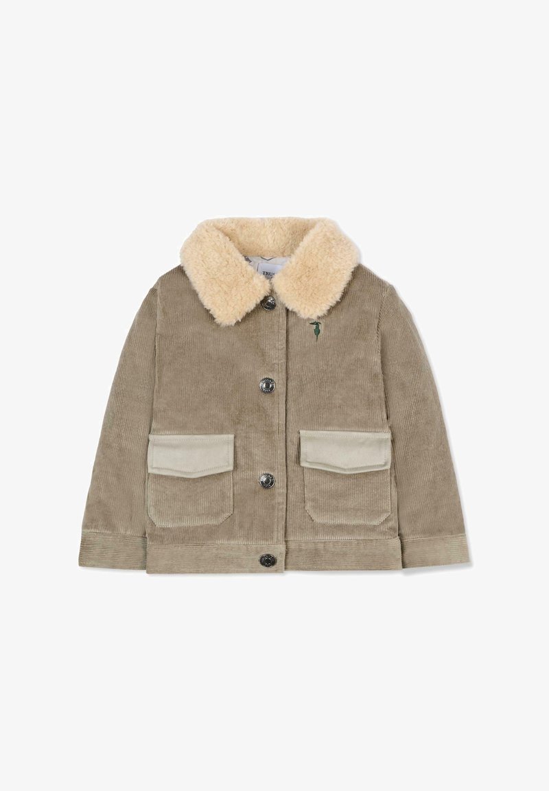 Brązowa kurtka z korduroju z beżowym sztucznym kołnierzem z owczej wełny, dwoma kieszeniami na piersi oraz zielonym haftem. Posiada czarne guziki i teksturowany materiał.