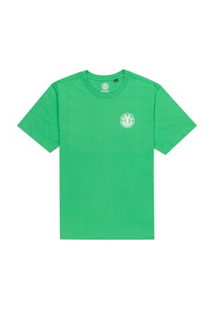 Groene T-shirt met korte mouwen van katoen, met een rond wit logo op de linkerkant van de borst en een ronde halsontwerp.