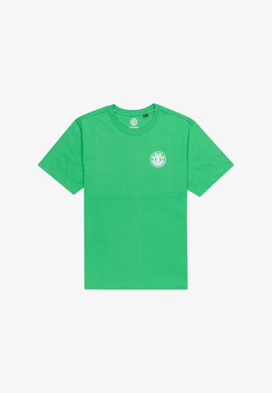 Groene T-shirt met korte mouwen van katoen, met een rond wit logo op de linkerkant van de borst en een ronde halsontwerp.