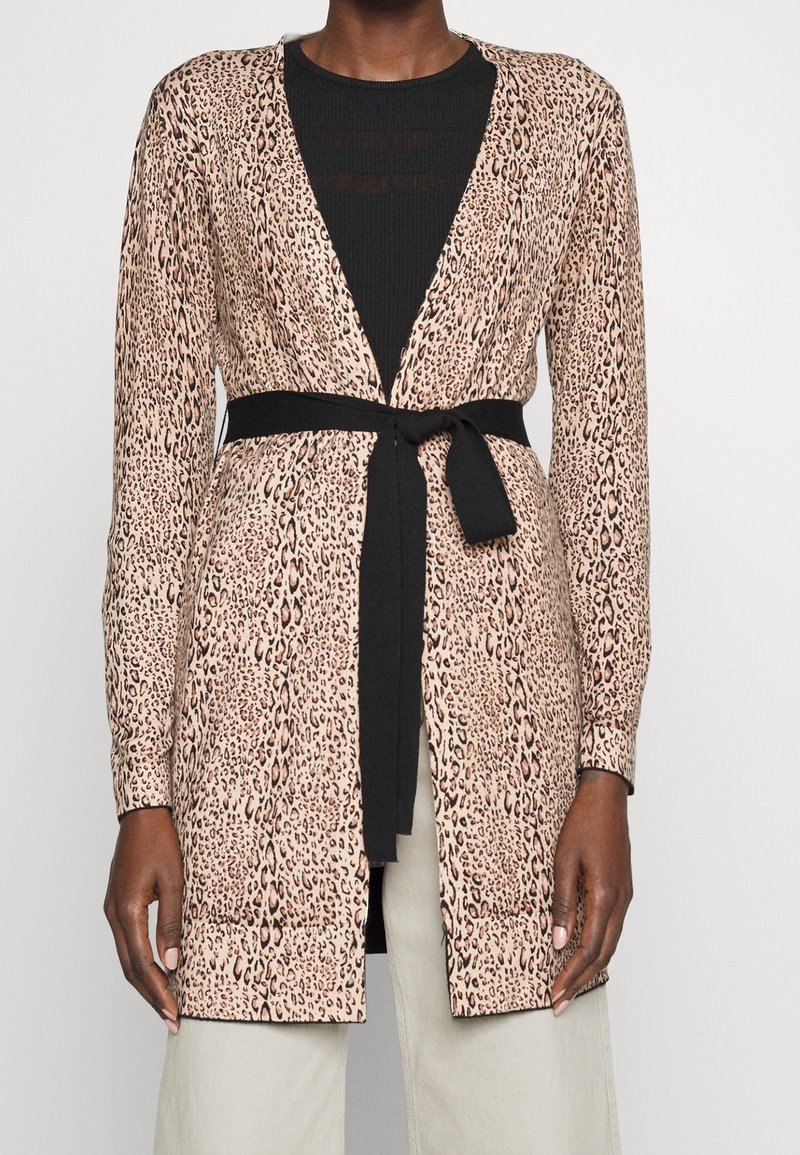 Kardigan w panterkę z długimi rękawami, otwartym przodem i czarnym paskiem w talii. Wykonany z gładkiego materiału o miękkiej fakturze.