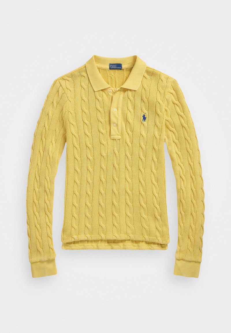 Žlutý pletený polo svetr s dlouhým rukávem, kabelkovým vzorem, límečkem a třemi knoflíky. Obsahuje malé modré logo na levé hrudi.
