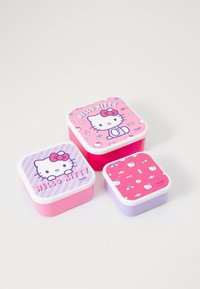 Tri kvadratne plastične kutije za pohranu u ružičastoj, ljubičastoj i bijeloj boji. Svaka kutija ima različite dizajne s Hello Kitty motivima, uključujući uzorke i ikone.