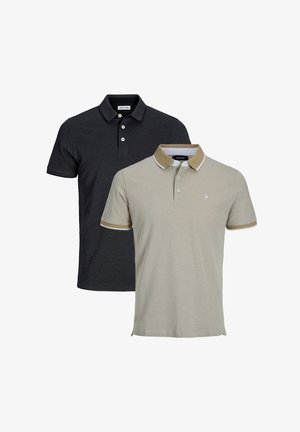 Deux polos : l'un gris foncé avec trois boutons, l'autre beige clair avec un col marron contrastant et des accents blancs. Matière en coton.