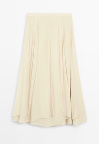 Béžová sukně ke kolenům vyrobená z měkké látky, se sklady a splývavým designem s zakřiveným lemem. Minimalistický styl, bez viditelného kování.