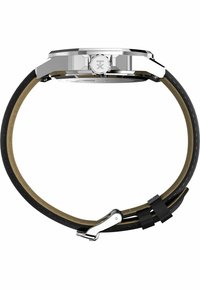 Montre argentée avec un cadran hexagonal, bracelet en cuir noir et boucle en métal. Présente un design simple et élégant avec des textures contrastées.